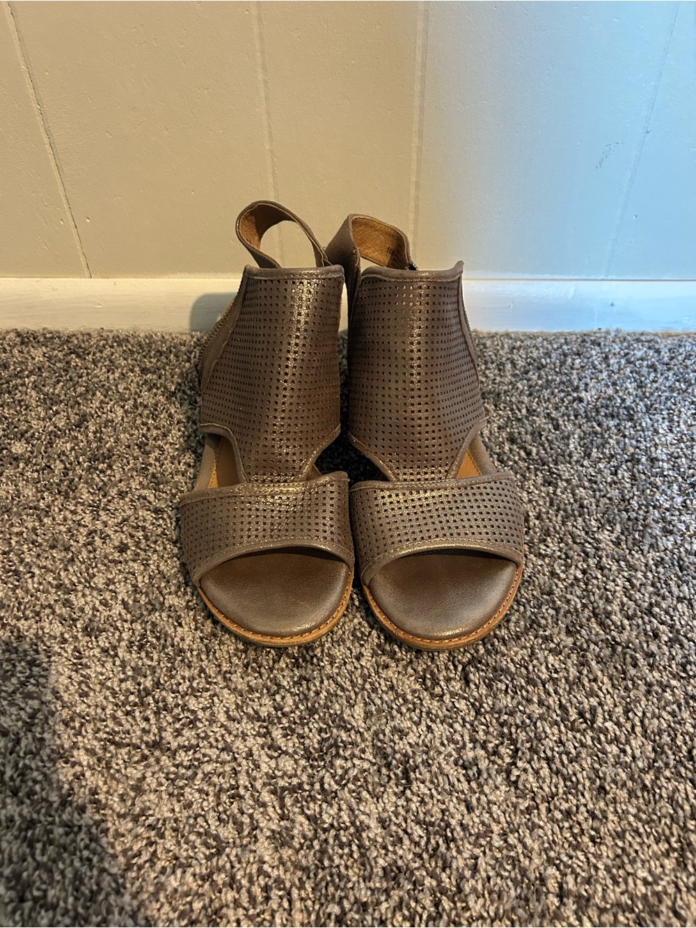 Sofft Shimmery Dusty Purple Open-Toe Wedge Sandals